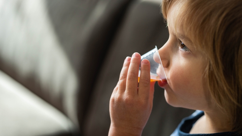 Cho trẻ uống thuốc hạ sốt trước hay sau khi ăn? Lưu ý khi chăm sóc trẻ bị sốt tại nhà 3