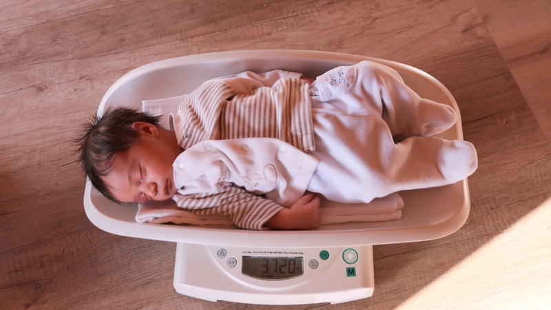 Trong các trường hợp trẻ chậm tăng cân khi bú mẹ hoàn toàn, bạn vẫn có thể bổ sung thêm sữa công thức cho trẻ