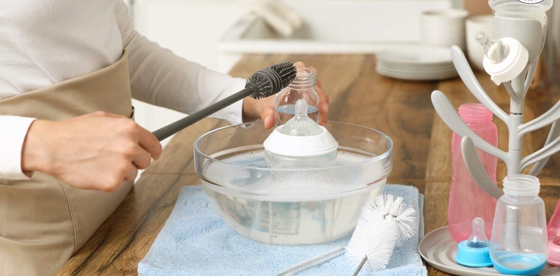 Khi cho trẻ bú bình, mẹ bỉm cần đảm bảo vệ sinh sạch sẽ dụng cụ bú cho trẻ