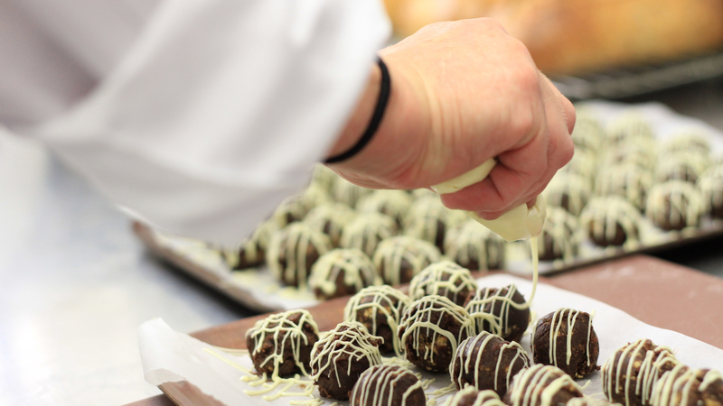 Do chứa kem tươi, chocolate truffle có hạn sử dụng ngắn hơn nhiều so với socola thanh