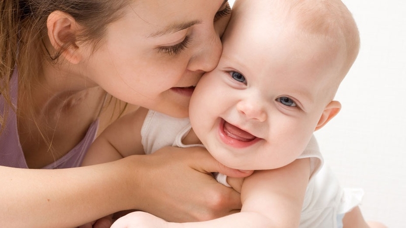 Bố mẹ nên dành nhiều thời gian để chơi với bé mỗi ngày