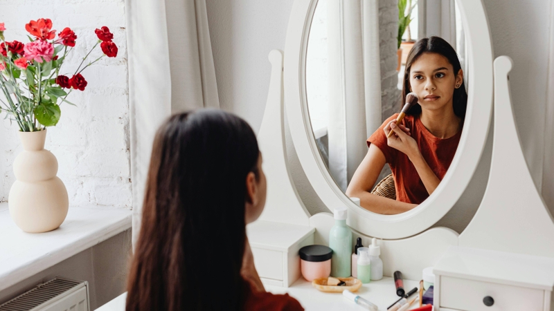 Sau cushion, nên phủ một lớp phấn bột mịn giúp cố định lớp nền và giảm bóng nhờn