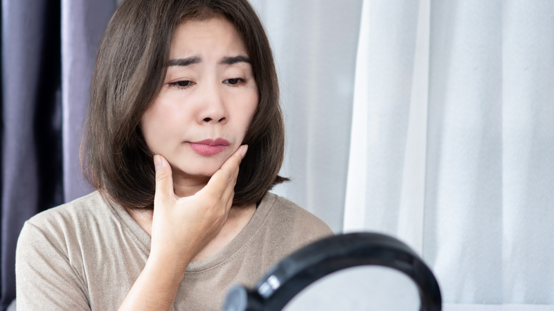 Khi chóng mặt xảy ra đột ngột, hãy để ý các biểu hiện nguy hiểm như tê yếu nửa mặt