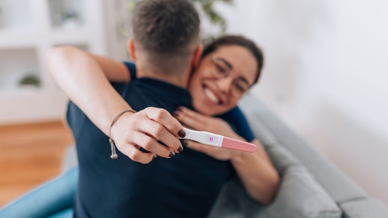 Duy trì quan hệ 2 - 3 lần mỗi tuần có thể giúp tăng cơ hội thụ thai, nhưng nên cá nhân hóa theo sức khỏe sinh sản