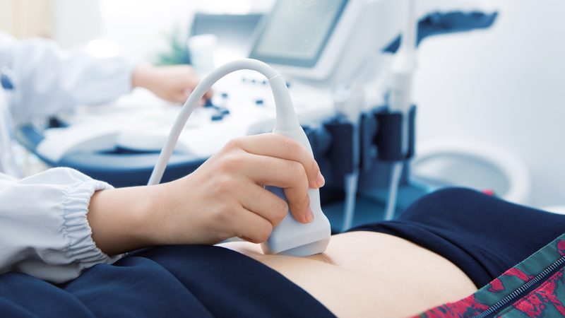 Bác sĩ đánh giá chính xác tình trạng buồng trứng trước khi trữ trứng
