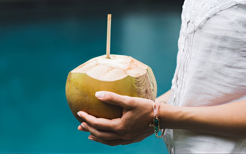 Chữa trào ngược dạ dày bằng nước dừa không phải ai cũng biết