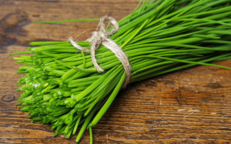 Lá hẹ là một trong những thực phẩm giúp chữa xuất tinh sớm hiệu quả