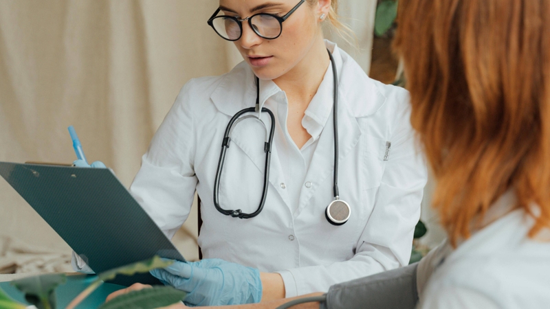 Bước đầu chuẩn bị trước khi nội soi đại tràng là trao đổi với bác sĩ về tình trạng sức khỏe