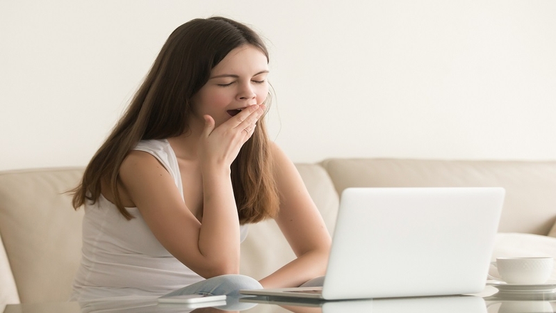 Biểu hiện điển hình như buồn ngủ ban ngày, ngủ trưa thường xuyên, khó tỉnh táo