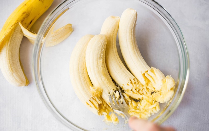 an-chuoi-truoc-khi-di-ngu-vao-buoi-toi-co-loi-hay-co-hai-2