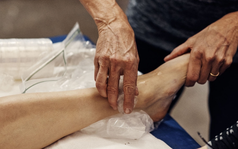 Chườm đá đúng cách cần lưu ý gì 2