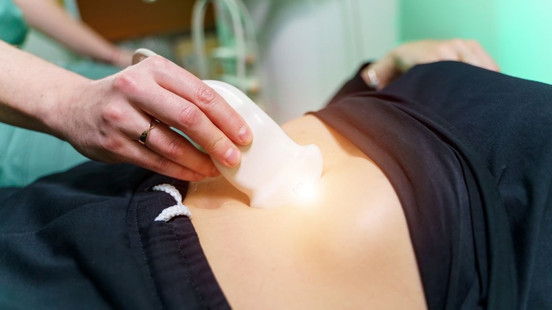 Đau bụng nhiều, nôn ói, sốt hoặc bí trung tiện cần được thăm khám sớm