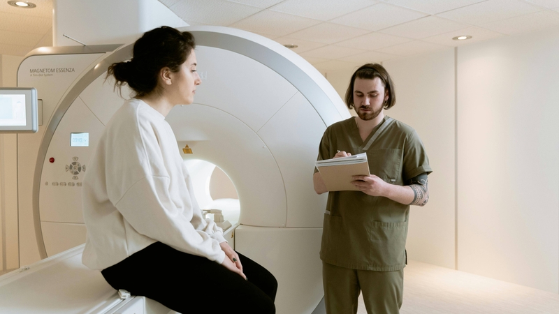 Người bệnh nên đưa bác sĩ xem các kết quả chụp chiếu hoặc xét nghiệm cũ