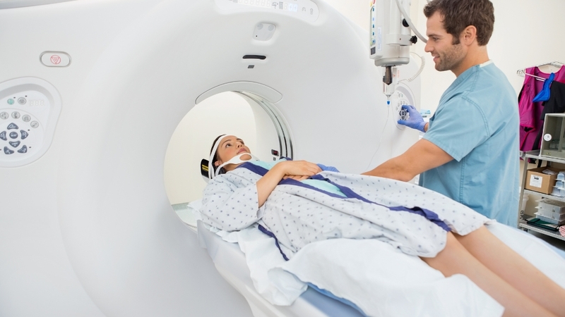 Chụp CT là kỹ thuật dùng tia X và máy tính để tạo ảnh cắt lớp chi tiết bên trong cơ thể