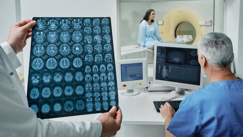 Lựa chọn CT hay MRI phụ thuộc vị trí tổn thương, mục đích chẩn đoán và tình trạng bệnh