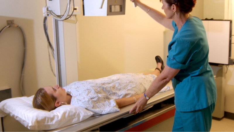 Nhân viên y tế hướng dẫn bệnh nhân trước khi thực hiện chụp X quang