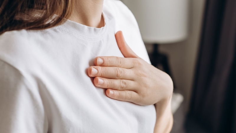 Người bệnh có thể cảm thấy đau âm ỉ, nóng rát hoặc khó chịu ở vùng bụng trên