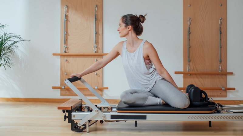 Classical Pilates tập trung vào việc kiểm soát chuyển động, điều hòa hơi thở và tăng cường sức mạnh cơ lõi