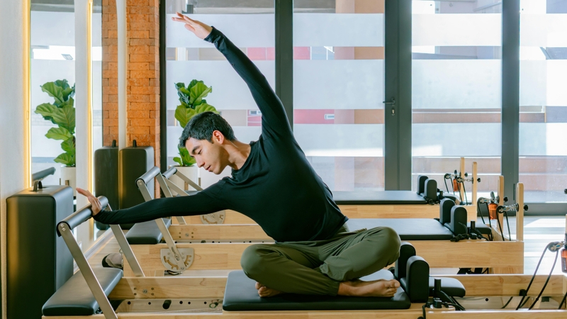 Các bài tập Pilates cổ điển thường được thực hiện với sự chuyển tiếp mềm mại và liên tục giữa các động tác