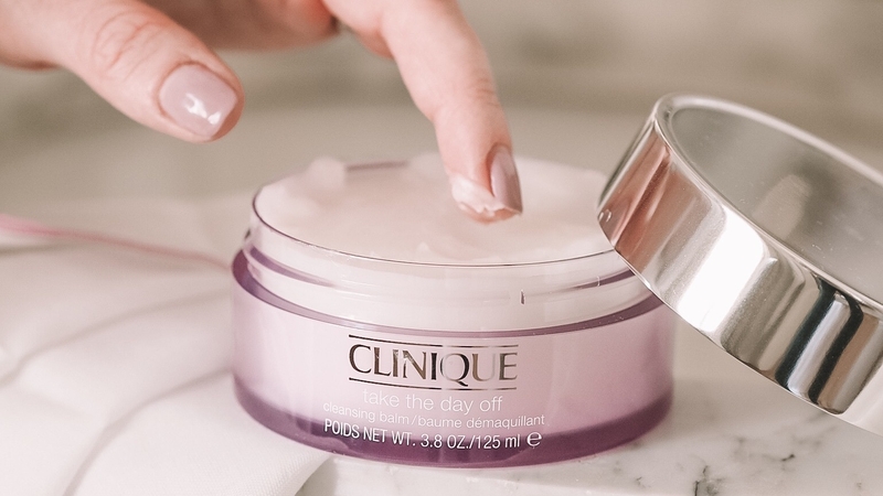 Sáp tẩy trang là một dạng cleanser có kết cấu đặc