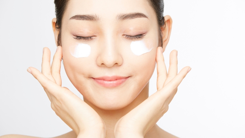 Ưu tiên axit azelaic, vitamin C hoặc niacinamide sau khi tham khảo ý kiến bác sĩ