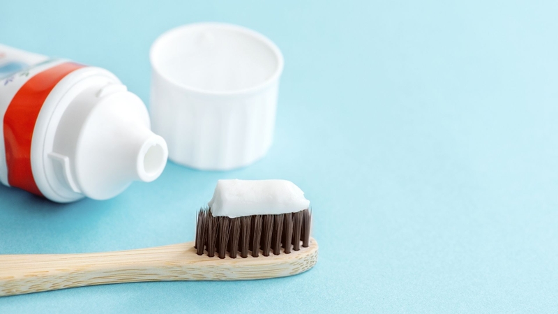 Bạn nên đánh răng ít nhất 2 lần mỗi ngày bằng kem đánh răng chứa fluoride