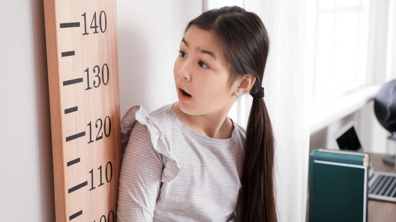 Sau kỳ kinh nguyệt đầu tiên 2-3 năm, bé gái sẽ ngừng cao lên