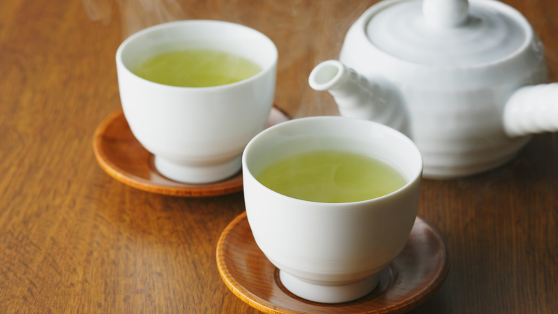 Không nên uống trà ngay trước hoặc sau khi ăn trứng vì có thể gây cảm giác đầy bụng hoặc khó tiêu