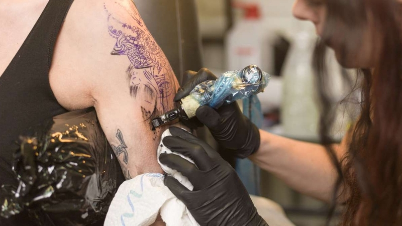 Có nên bóc vảy hình xăm không? 1