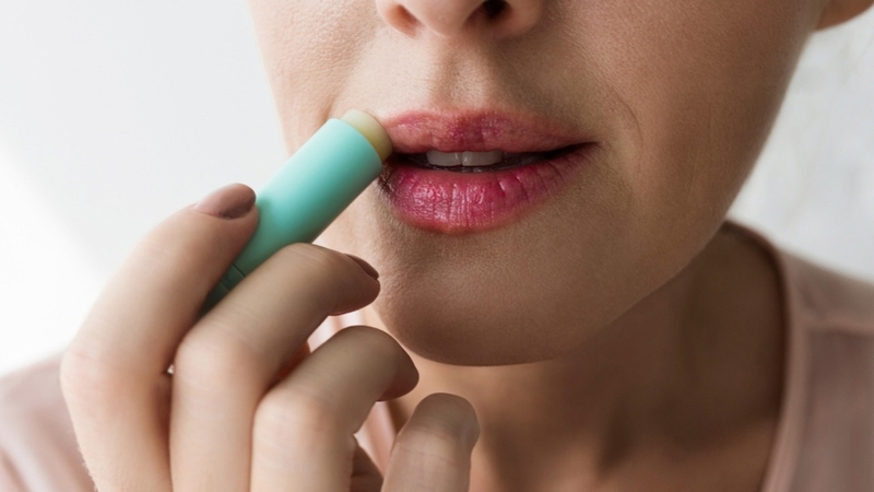 Có nên bóc vảy môi phun không? 4