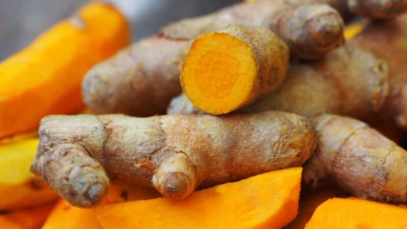 Việc bôi nghệ tươi trực tiếp lên mụn không được khuyến khích trong y học hiện đại