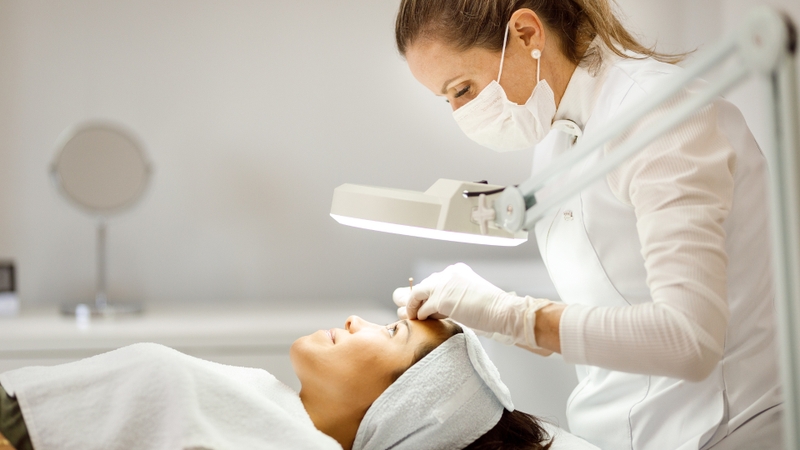 Với mụn viêm nặng, mụn bọc, mụn mủ kéo dài hoặc có dấu hiệu để lại sẹo, cần đến khám bác sĩ da liễu để có phác đồ điều trị phù hợp