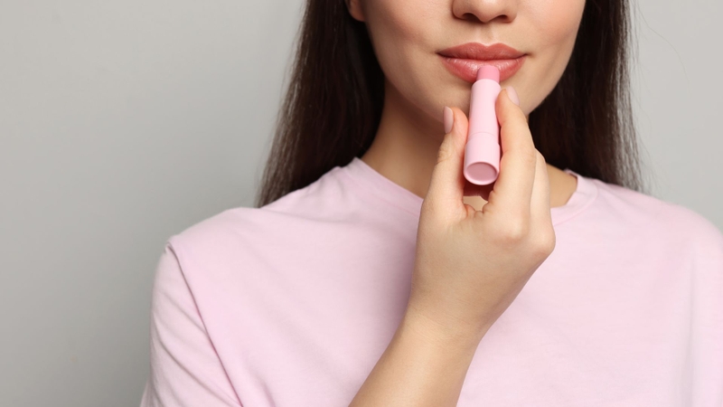 Có nên bôi thuốc mỡ sau khi xăm môi? Những lưu ý về cách chăm sóc sau xăm môi 3