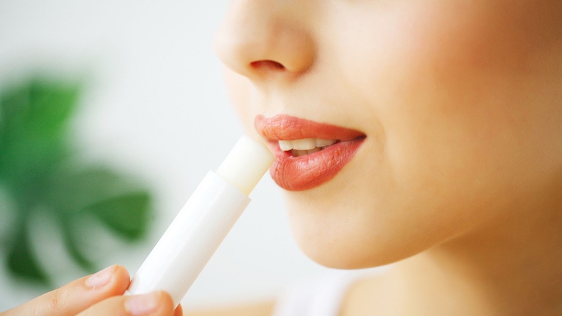 Có nên bôi thuốc mỡ sau khi xăm môi? Những lưu ý về cách chăm sóc sau xăm môi 4