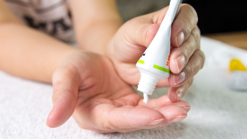 Cha mẹ không nên tự ý bôi thuốc vào vết loét khi chưa có chỉ định từ bác sĩ