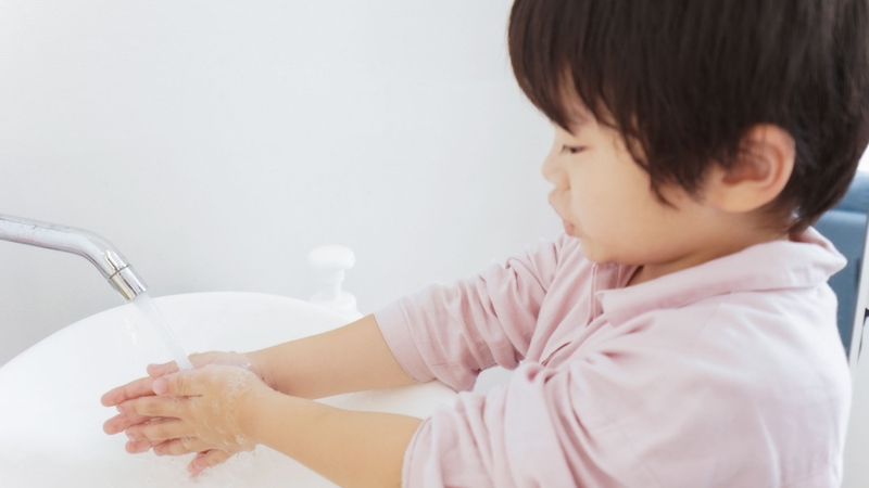 Cha mẹ nên hướng dẫn trẻ giữ vệ sinh cá nhân như rửa tay đúng cách