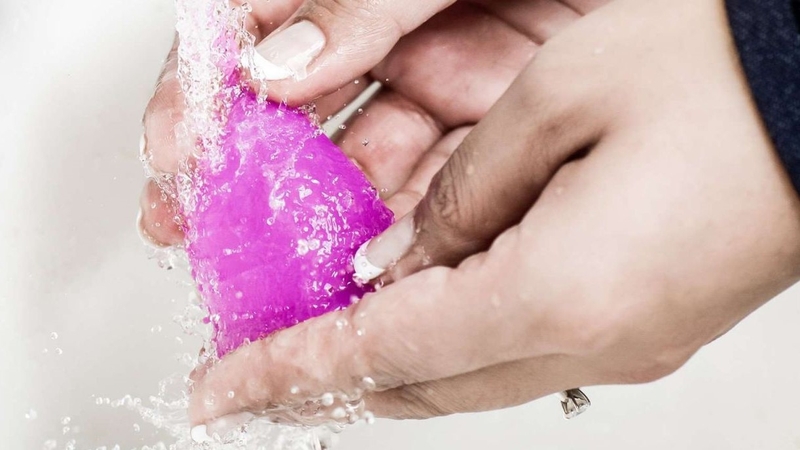 Có nên cắt cuống cốc nguyệt san không? 5