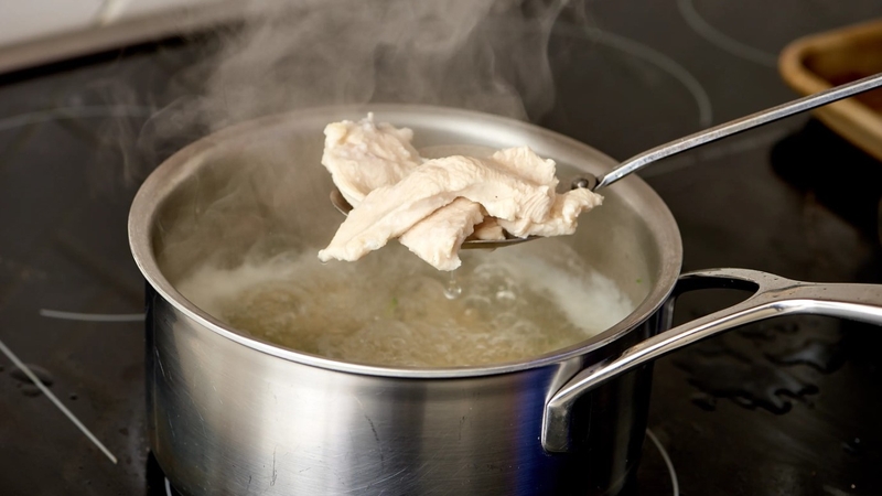 Có nên chần thịt qua nước sôi không? Cách làm sạch thịt đúng 2