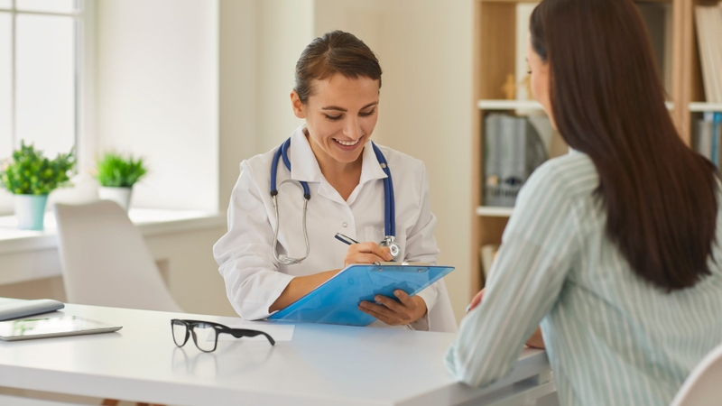 Có nên cho bé uống thuốc nhuận tràng? Chuyên gia cảnh báo 4 sai lầm cha mẹ dễ mắc phải 1