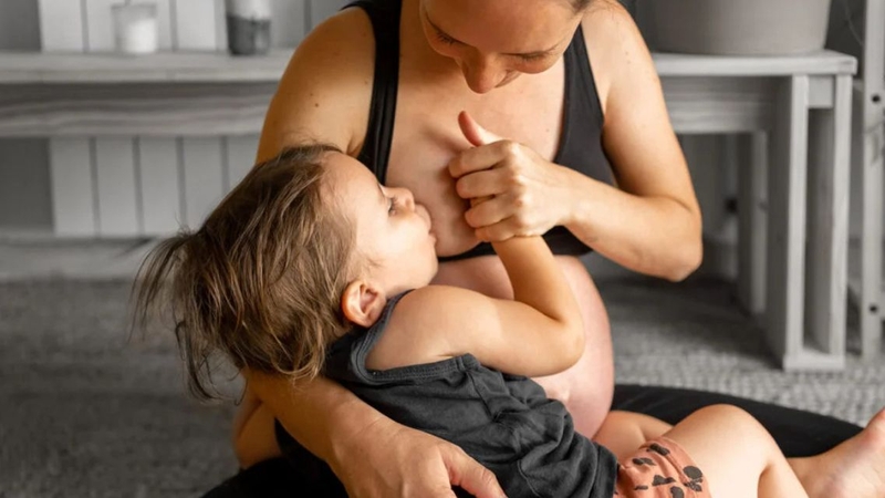 Có nên cho con bú đến 5 tuổi? Cha mẹ nên cân nhắc lợi ích và ảnh hưởng để quyết định