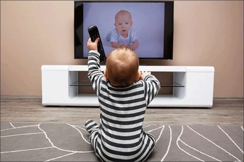 co-nen-cho-tre-3-thang-tuoi-xem-tivi-va-cach-cho-tre-xem-tivi-dung-cach 1.jpg