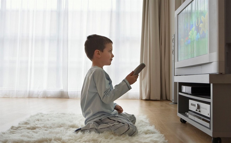 co-nen-cho-tre-3-thang-tuoi-xem-tivi-va-cach-cho-tre-xem-tivi-dung-cach 2.jpg