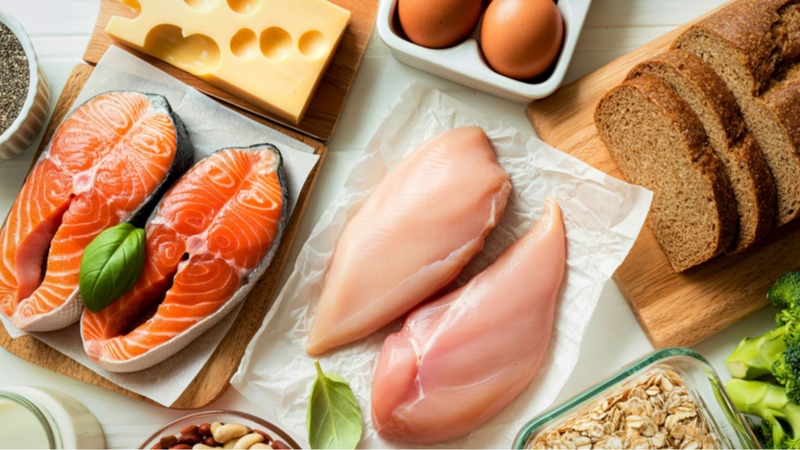 Ưu tiên thực phẩm tươi và cân đối đầy đủ nhóm chất giúp trẻ phát triển khỏe mạnh và toàn diện