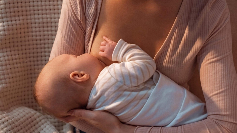 Có nên cho trẻ bú đêm không? Hướng dẫn cho bé bú đêm đúng cách 1