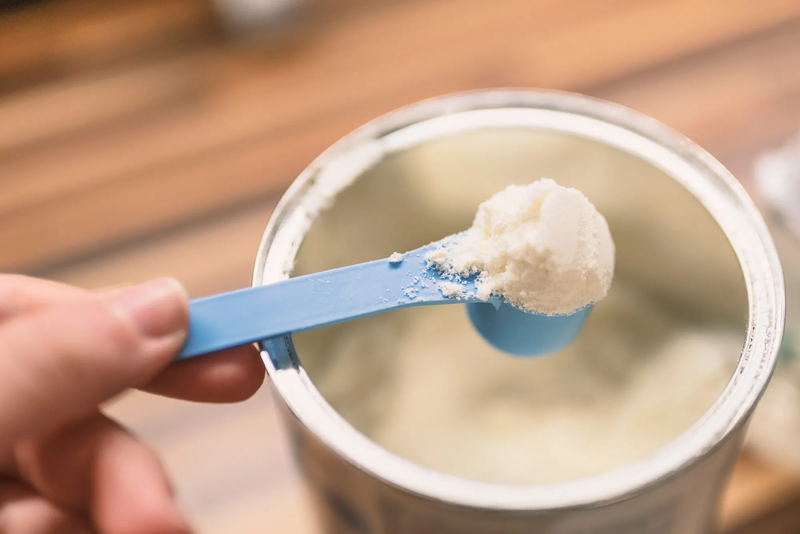 Nên chọn sữa công thức phù hợp với sức khỏe, thể trạng và độ tuổi của bé