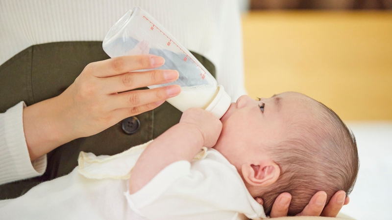 Có nên cho trẻ sơ sinh nằm bú bình không?
