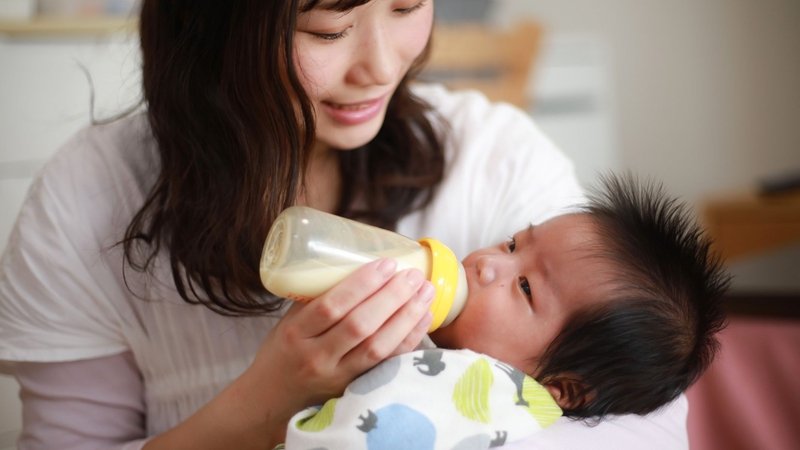 Tư thế ngồi ôm ngang là tư thế phổ biến và phù hợp với đa số trẻ sơ sinh