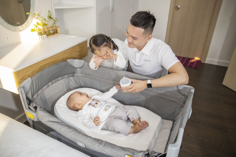 Cha mẹ cần chọn một tấm nệm chắc chắn và phủ nó bằng những tấm trải giường vừa vặn