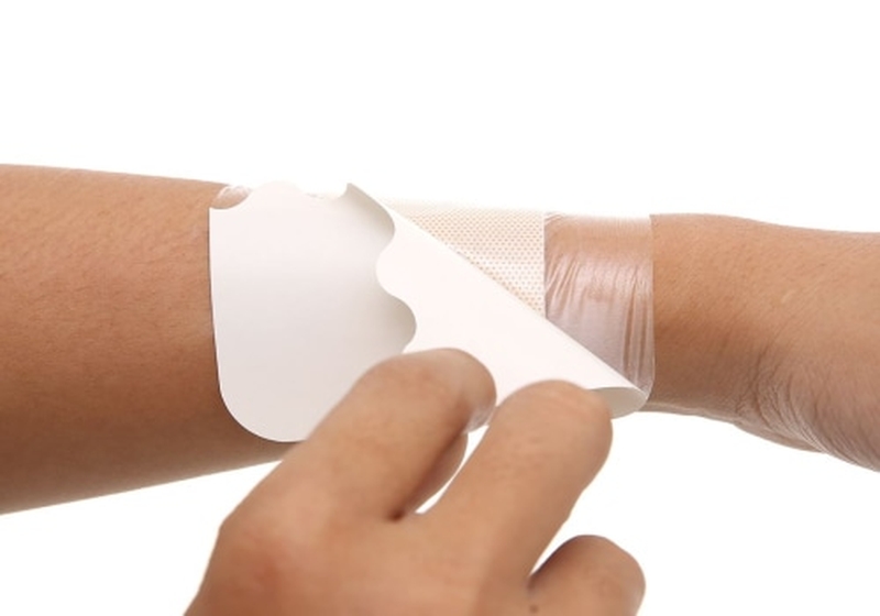 Các điều cần lưu ý khi dán cao hút mủ vào vết thương