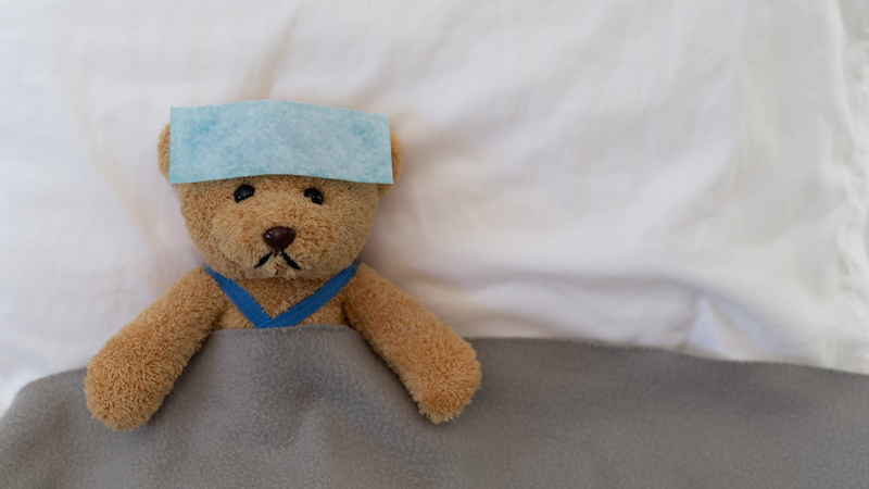 Có nên dán miếng hạ sốt vào chỗ tiêm? Cách chăm sóc trẻ sau khi tiêm vắc xin 2